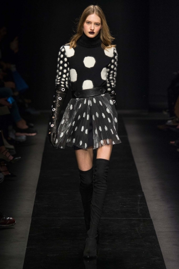 Sanne Vloet shows Parijs Fall 2015 Emanuel Ungaro
