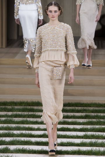 Sanne Vloet shows Couture Spring 2016 Chanel