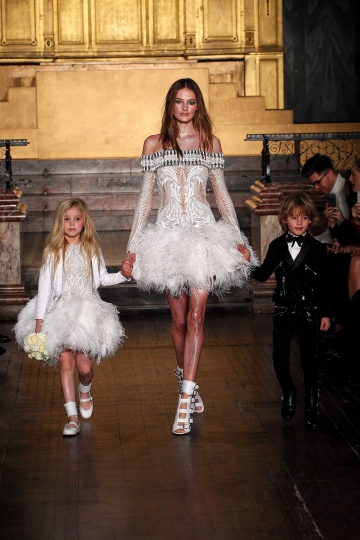 Sanne Vloet shows London Fall 2016 Julien Macdonald