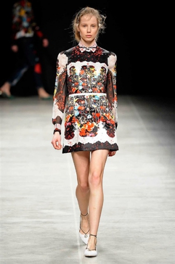 Quirine Engel shows Milan Fall 2016 Piccione Piccione