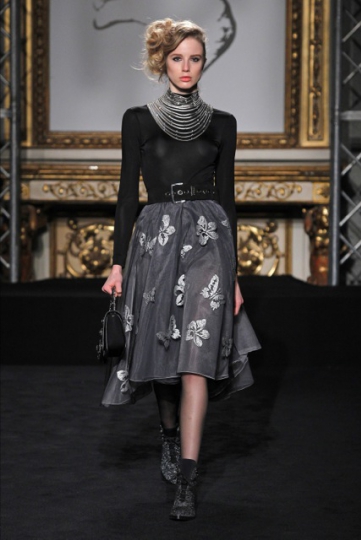 Quirine Engel shows Milan Fall 2016 Rocco Barocco