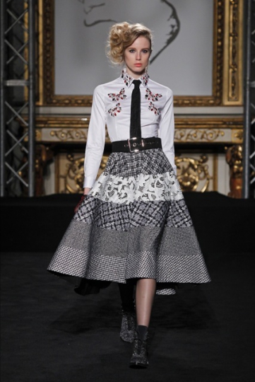 Quirine Engel shows Milan Fall 2016 Rocco Barocco