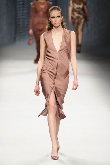 Quirine Engel shows Milan Fall 2016 Aigner