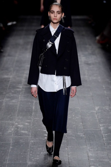 Romy Schönberger shows Parijs Fall 2016 Valentino