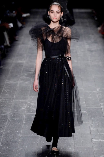 Romy Schönberger shows Parijs Fall 2016 Valentino