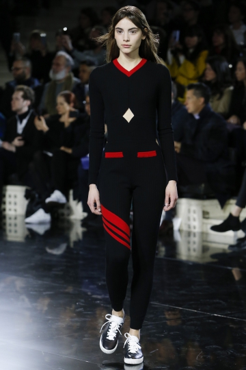 Romy Schönberger shows Parijs Fall 2016 Courreges