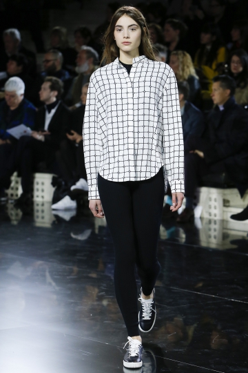 Romy Schönberger shows Parijs Fall 2016 Courreges