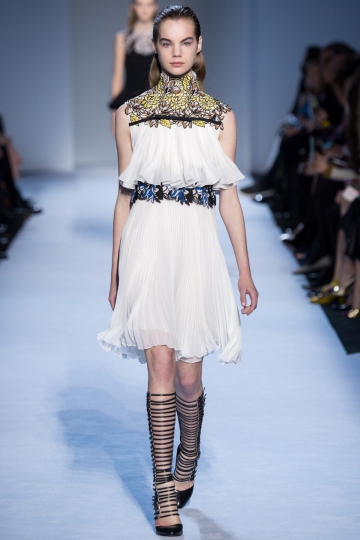 Estella Boersma shows Parijs Fall 2016 Giambattista Valli