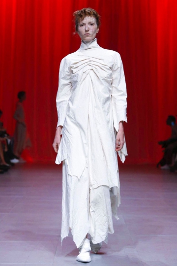 Laïs van Niel shows Paris Spring 2017 Aganovich