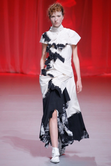 Laïs van Niel shows Paris Spring 2017 Aganovich