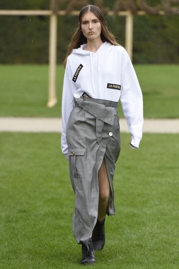 Laïs van Niel shows Paris Spring 2017 Each X Other