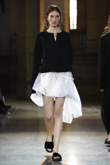 Laïs van Niel shows Paris Spring 2017 Moon Young Hee