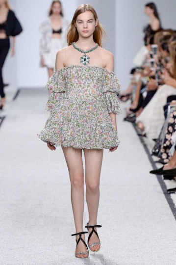 Estella Boersma shows Paris Spring 2017 Giambattista Valli 