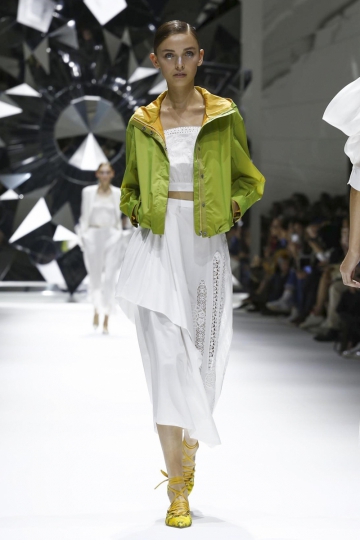 Jacobien van der Kleij shows Parijs Spring 2017 Shiatzy Chen 