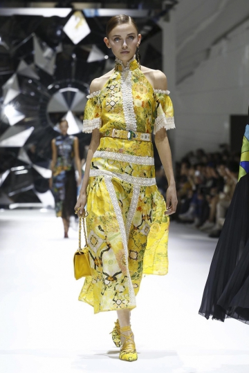 Jacobien van der Kleij shows Parijs Spring 2017 Shiatzy Chen 