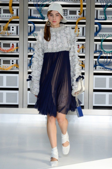 Romy Schönberger shows Parijs Spring 2017 Chanel