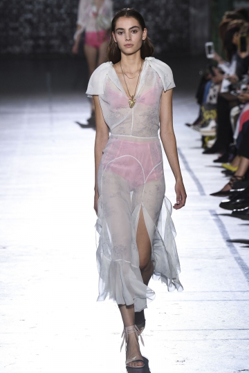 Romy Schönberger shows Parijs Spring 2017 John Galliano