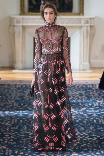 Romy Schönberger shows Parijs Spring 2017 Valentino