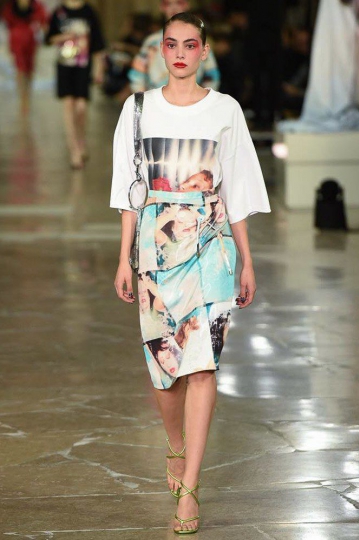 Romy Schönberger shows Parijs Spring 2017 Kenzo Spring