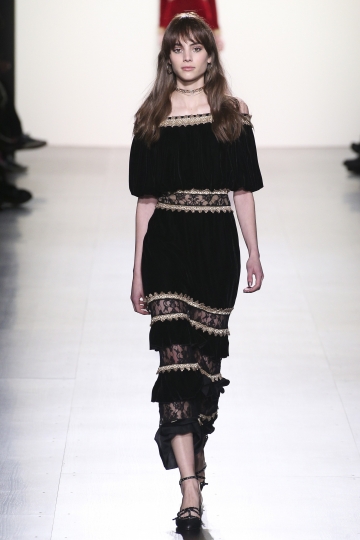 Romy Schönberger for shows Fall/Winter NY 2017 Tadashi Shoji