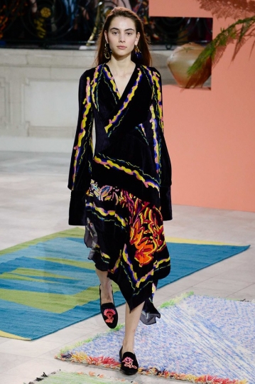 Romy Schönberger shows FW 2017 Londen Peter Pilotto