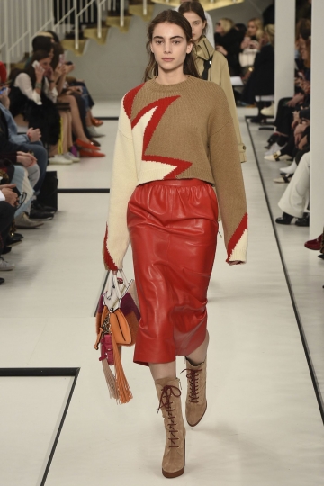 Romy Schönberger shows FW 2017 Milaan Tods