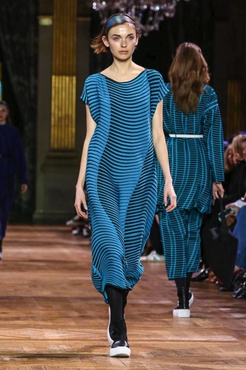 Jacobien van der Kleij shows Paris FW 2017 Issey Miyake