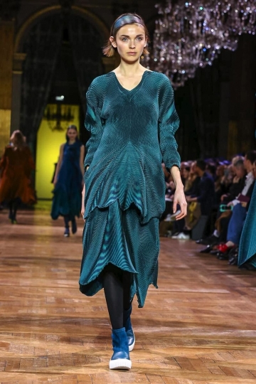 Jacobien van der Kleij shows Paris FW 2017 Issey Miyake