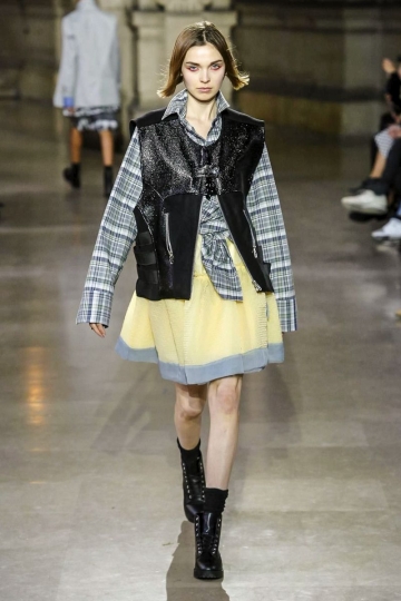 Jacobien van der Kleij shows Paris FW 2017 Moon Young Hee