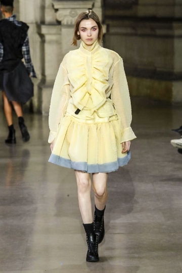 Jacobien van der Kleij shows Paris FW 2017 Moon Young Hee