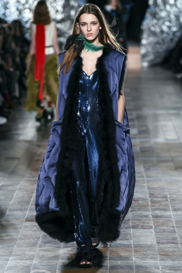 Merel Zoet shows Paris FW 2017 Sonia Rykiel 