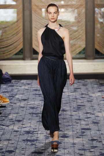 Estella Boers shows in NY SS 2018 Gabriela Hearst 