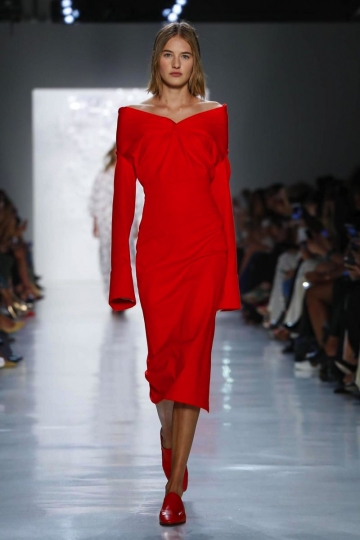 Sanne Vloet shows New York SS 2018 Noon by Noor 