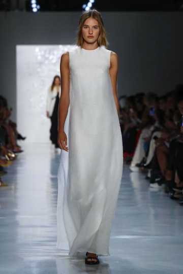 Sanne Vloet shows New York SS 2018 Noon by Noor 