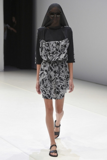 Nikki Vonsee shows London SS 2018 Chalayan