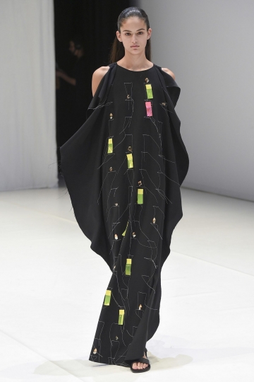 Nikki Vonsee shows London SS 2018 Chalayan