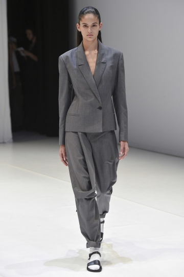 Nikki Vonsee shows London SS 2018 Chalayan