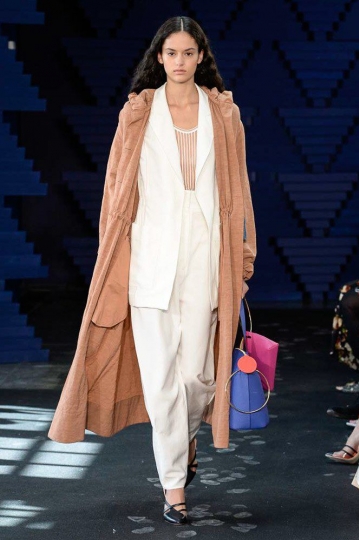 Nikki Vonsee shows London SS 2018 Roksanda