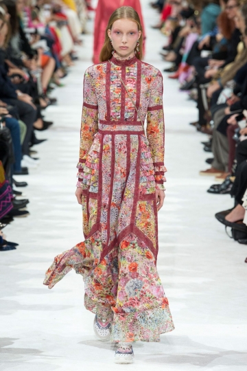 Demy de Vries shows Paris SS 2018 Valentino