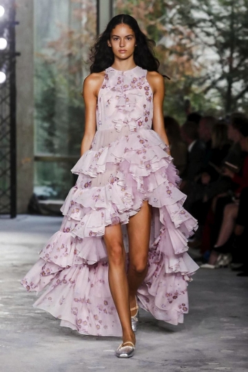 Nikki Vonsee shows Paris SS 2018 Giambattista Valli 