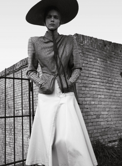 Kim Noorda for Dutch L’Officiel December 2017, Photographer Nicky Onderwater, Stylist Tricja Styling, Make-up Sandra Govers 