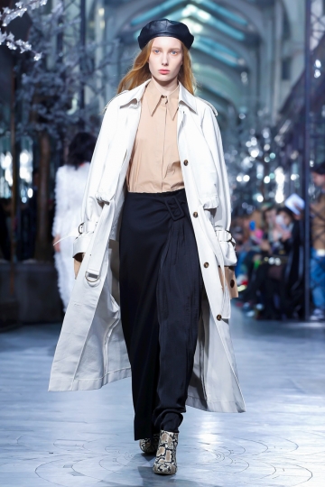 Demy de Vries shows London Fall 2018 Rejina Pyo