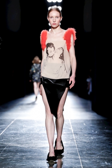 Demy de Vries shows London Fall 2018 Christopher Kane 