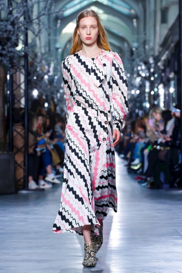 Demy de Vries shows London Fall 2018 Rejina Pyo