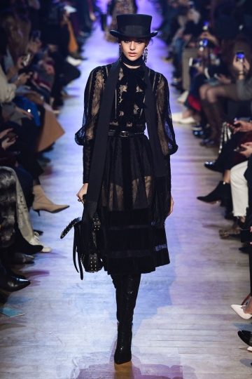 Nikki Vonsee shows Parijs Fall 2018 Elie Saab
