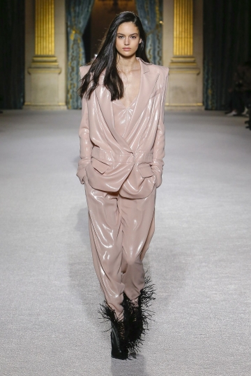 Nikki Vonsee shows Parijs Fall 2018 Balmain