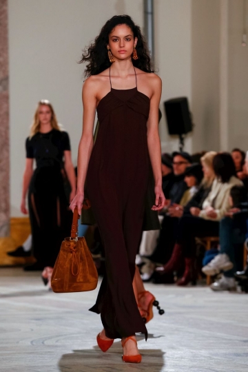 Nikki Vonsee shows Parijs Fall 2018 Jacquemus 