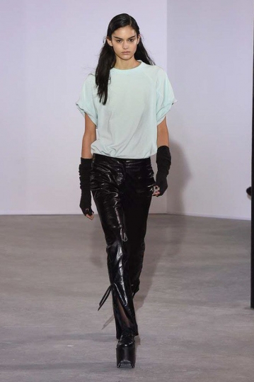 Nikki Vonsee shows Parijs Fall 2018 Oliver Theyskens 