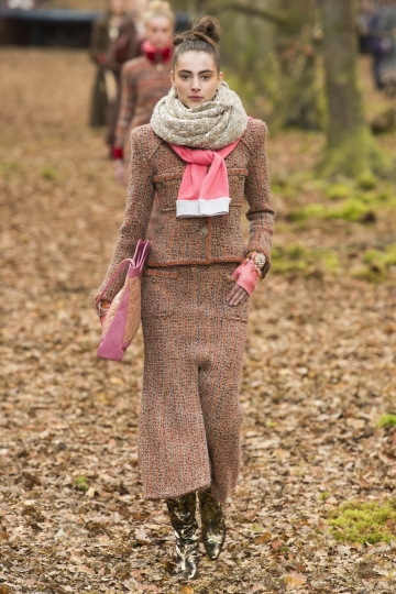 Romy Schönberger shows Parijs Fall 2018 Chanel