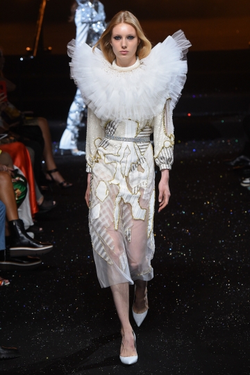 Demy de Vries for Couture Shows Fall 2018 Viktor & Rolf 